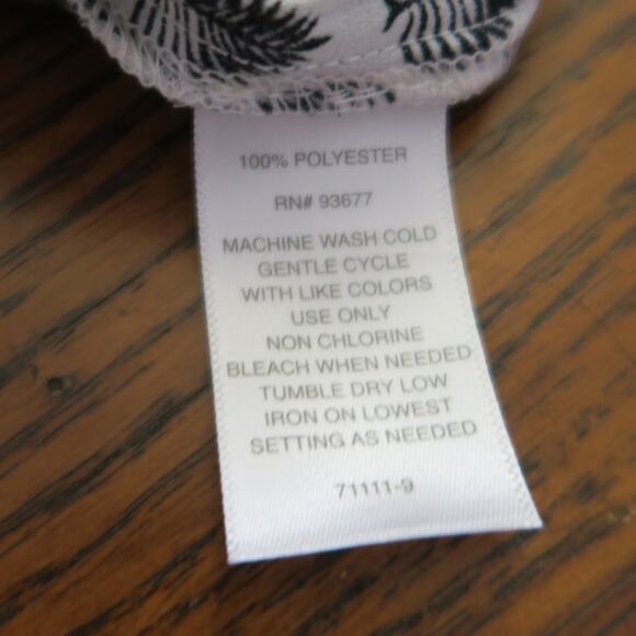 Liz Claiborne Womens Sleeveless Feather Print Blouse M White/Black NEW Button Up - Picture 8 of 8